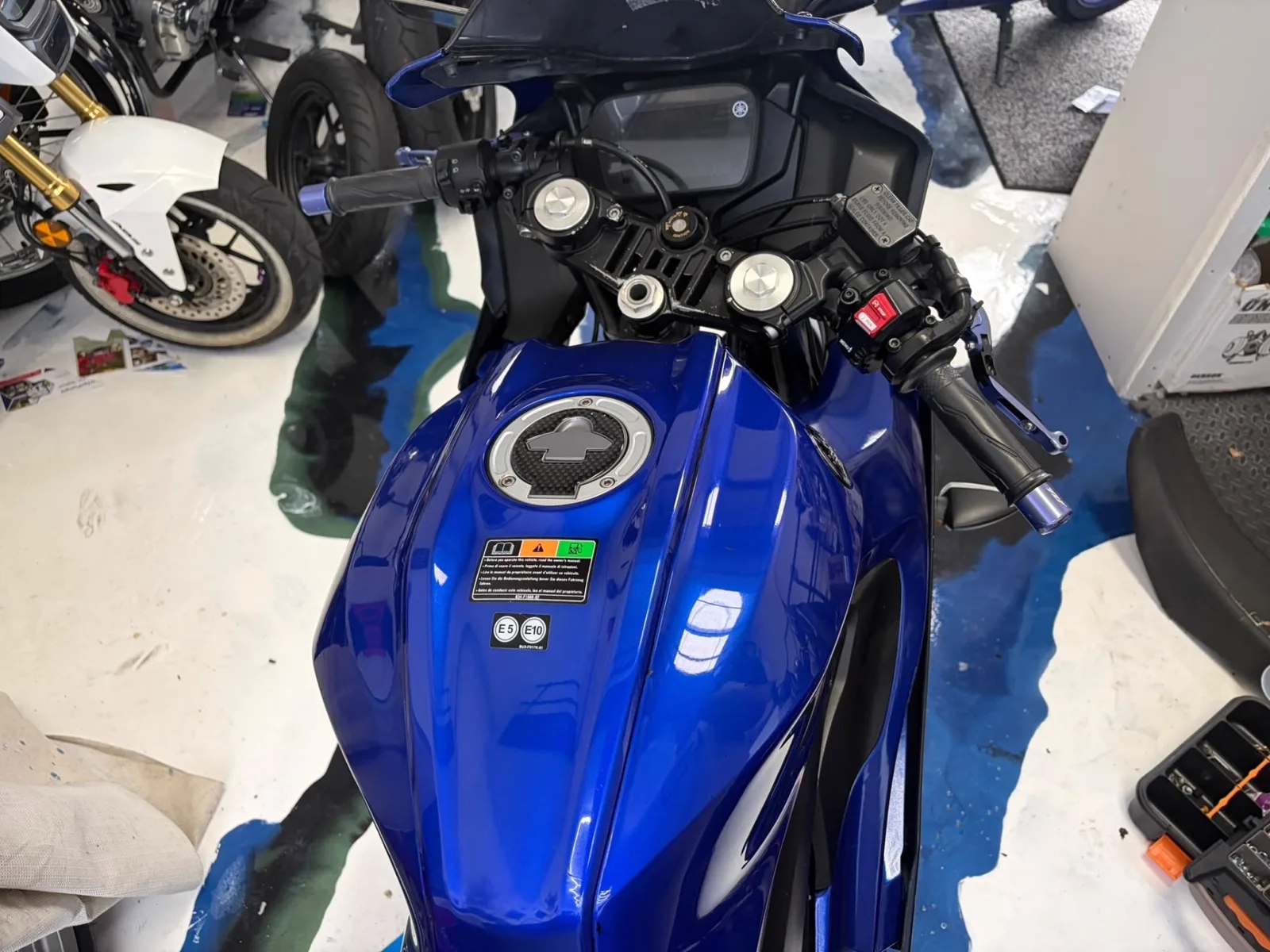 2024 Yamaha YZF-R125 – tank and cockpit